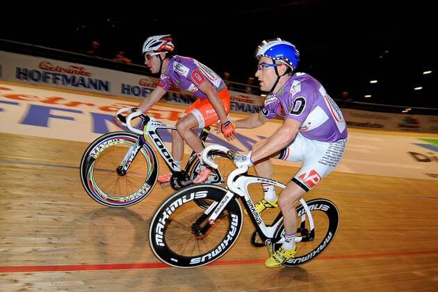 Vivien BRISSE ( unten FRA ) mit seinem Partner Morgan KNEISKY ( oben FRA ) beim Wechsel - 30 Minuten Jagd - Paar Nr. 10 - Aktion - quer - Event: Berliner Sechstagerennen - Sixdays Berlin 2013 - Location: Velodrom Berlin - Deutschland - Europa - Datum: 24.01.2013