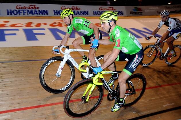 Angelo CICCONE ( oben ITA ) mit seinem Partner Fabio MASOTTI ( unten ITA ) beim Wechsel - 30 Minuten Jagd - Paar Nr. 11 - Aktion - quer - Event: Berliner Sechstagerennen - Sixdays Berlin 2013 - Location: Velodrom Berlin - Deutschland - Europa - Datum: 24.01.2013