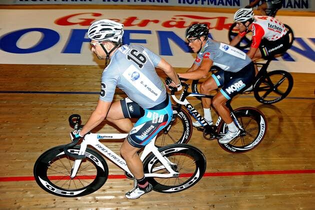 Björn SCHRÖDER ( unten DEU ) mit seinem Partner Guy EAST ( oben USA ) beim Wechsel - 30 Minuten Jagd - Paar Nr. 16 - Aktion - quer - Event: Berliner Sechstagerennen - Sixdays Berlin 2013 - Location: Velodrom Berlin - Deutschland - Europa - Datum: 24.01.2013