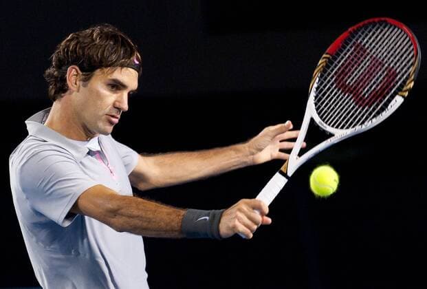 (130125) -- MELBOURNE, Jan. 25, 2013 (Xinhua) -- Roger Federer of Switzerland returns the ball during the men s singles semifinal match at the 2013 Australian Open tennis tournament in Melbourne, Australia, Jan. 25, 2013 (Xinhua Bai Xue) (jyc) AUSTRALIA-MELBOURNE-TENNIS-MEN S SINGLES-SEMIFINAL 