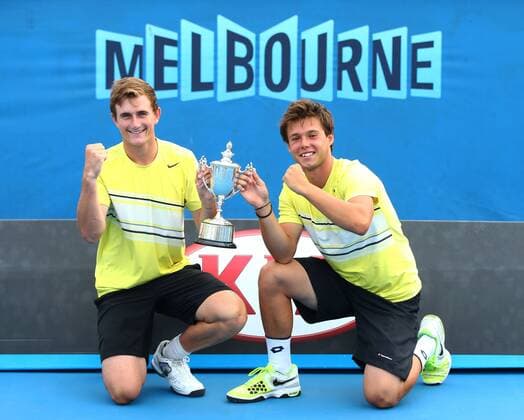 Australian Open 2013, Melbourne Park,ITF Grand Slam Tennis Tournament,Junioren Doppel,Endspiel,Finale, Siegerehrung, , L-R. Sieger Bradley Mousley und Jay Andrijic (beide AUS) mit Pokal,Ganzkörper, Querformat,