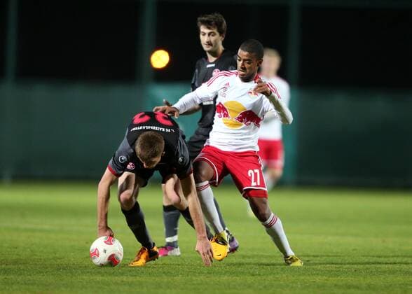 FUSSBALL - RBS vs Kaiserslautern, Testspiel BELEK,TÜRKEI,25.JAN.13 - FUSSBALL - tipp3 Bundesliga powered by T-Mobile, 2. Deutsche Bundesliga, Red Bull Salzburg vs 1. FC Kaiserslautern, Trainingslager, Vorbereitungsspiel. Bild zeigt Dominique Heintz (Kaiserslautern) und Alan de Carvalho (RBS). 
