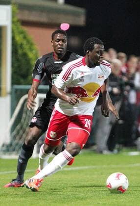 FUSSBALL - RBS vs Kaiserslautern, Testspiel BELEK,TÜRKEI,25.JAN.13 - FUSSBALL - tipp3 Bundesliga powered by T-Mobile, 2. Deutsche Bundesliga, Red Bull Salzburg vs 1. FC Kaiserslautern, Trainingslager, Vorbereitungsspiel. Bild zeigt Mo Idrissou (Kaiserslautern) und Rodnei (RBS). 