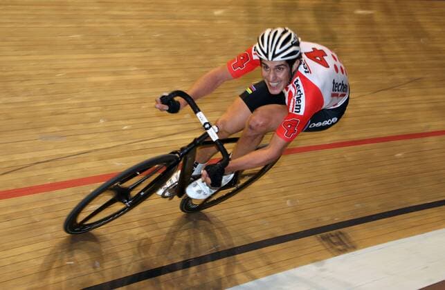 Franco Marvulli, SUI, Einzelbild, Dynamik, Kraft, Kurvenfahrt, quer 102. Berliner Sechstagerennen, Sechstagerennen, 6-Tagerennen, Radsport, sixdays, Hallenradsport, Radrennen, Deutschland, Germany, Berlin, 25.1.2013, Velodrom