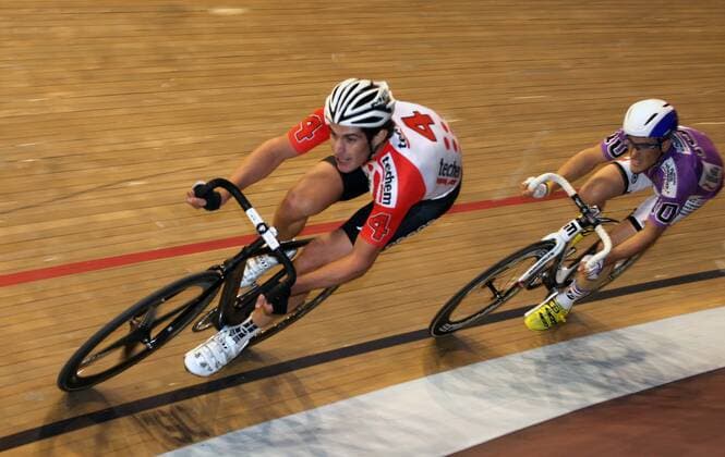 Franco Marvulli, SUI, vorne, rechts Vivien Brisse, FRA, Zweikampf, Spurt, Dynamik, Kraft, Kurvenfahrt, quer 102. Berliner Sechstagerennen, Sechstagerennen, 6-Tagerennen, Radsport, sixdays, Hallenradsport, Radrennen, Deutschland, Germany, Berlin, 25.1.2013, Velodrom