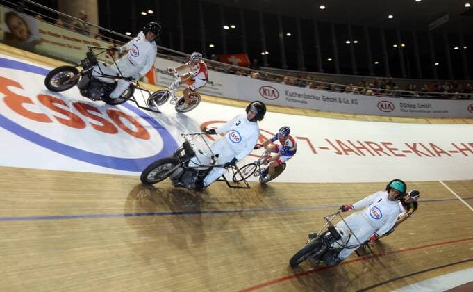 Mario Birrer, SUI, oben, mitte Matthe Pronk, NED, unten Florian Fernow, GER, beim ESSO Weltpokal der Steher, Steher, Steherrennen, Kampf, Dynamik, Kraft, Kurvenfahrt, quer 102. Berliner Sechstagerennen, Sechstagerennen, 6-Tagerennen, Radsport, sixdays, Hallenradsport, Radrennen, Deutschland, Germany, Berlin, 25.1.2013, Velodrom