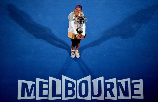 (130126) -- MELBOURNE, Jan. 26, 2013 (Xinhua) -- Victoria Azarenka of Belarus holds the trophy after the women s singles final match at the 2013 Australian Open tennis tournament in Melbourne, Australia, Jan. 26, 2013. Azarenka won 2-1 to claim the title. (Xinhua Chen Xiaowei) (jyc) AUSTRALIA-MELBOURNE-TENNIS-WOMEN S SINGLES-FINAL 
