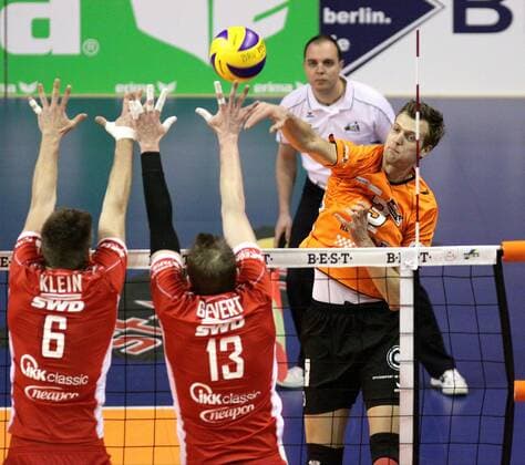Berlin, Deutschland 26. Januar 2013: 1. Bundesliga Volleyball 12 13 - Berlin Recycling Volleys vs. Evivo Düren. Robert Kromm (Berlin) gegen den Block aus Georg Klein und Sebastian Gevert (Düren) sw