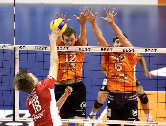 Berlin, Deutschland 26. Januar 2013: 1. Bundesliga Volleyball 12 13 - Berlin Recycling Volleys vs. Evivo Düren. Aljosa Urnaut (Düren) gegen den Block aus Paul Carroll und Felix Fischer (Berlin) sw