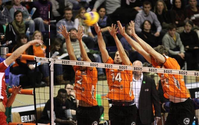 Berlin, Deutschland 26. Januar 2013: 1. Bundesliga Volleyball 12 13 - Berlin Recycling Volleys vs. Evivo Düren. Block der BR Volleys: v.li. Kawika Shoji, Tomas Kmet und Robert Kromm sw