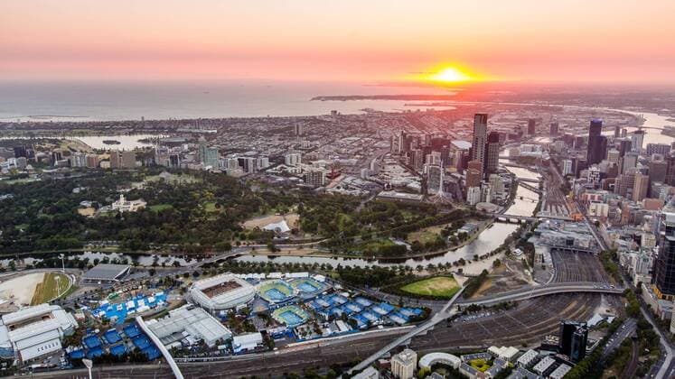 Australian Open 2013, Melbourne Park,ITF Grand Slam Tennis Tournament, Uebersicht aus der Luft,unten links die Melbourne Park Tennis Anlage dahinter der Botanische Garten,der Yarra River und die Stadt,SonnenuntergangQuerformat,