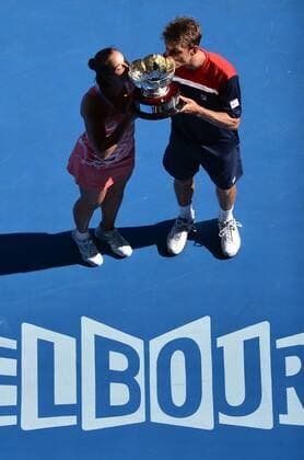(130127) -- MELBOURNE, Jan. 27, 2013 (Xinhua) -- Jarmila Gajdosova (L) and Matthew Ebden of Australia kiss their trophy during the awarding ceremony of the mixed doubles event at the 2013 Australian Open tennis tournament in Melbourne, Australia, Jan. 27, 2013. 