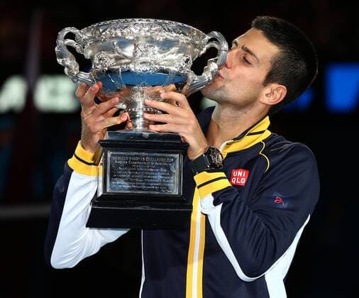 Australian Open 2013, Melbourne Park,ITF Grand Slam Tennis Tournament,Herren Endspiel,Finale,Siegerehrung,Sieger Novak Djokovic (SRB) küsst den Pokal