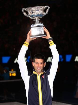 Australian Open 2013, Melbourne Park,ITF Grand Slam Tennis Tournament,Herren Endspiel,Finale,Siegerehrung,Sieger Novak Djokovic (SRB) präsentiert den Pokal