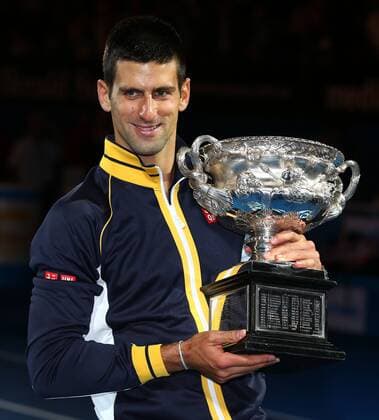 Australian Open 2013, Melbourne Park,ITF Grand Slam Tennis Tournament,Herren Endspiel,Finale,Siegerehrung,Sieger Novak Djokovic (SRB) präsentiert den Pokal