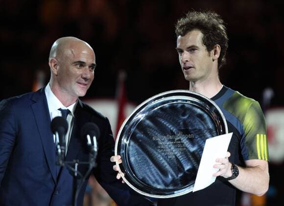 Australian Open 2013, Melbourne Park,ITF Grand Slam Tennis Tournament,Herren Endspiel,Finale, Siegerehrung,Andre Agassi übergibt die Schale an den Finalisten Andy Murray (GBR)