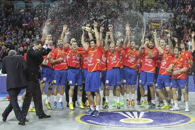 Spanien, Barcelona, Palau Sant Jordi, Finale, Spiel um Platz 1 , Spanien - Dänemark, die spanische Mannschaft ist Weltmeister, Alberto Entrerrios Rodriguez (ESP) mit der Trophäe, IHF Präsident Dr. Hassan Moustafa, Prinz Felipe von Spanien bekommen eine Champagner Fontäne ab