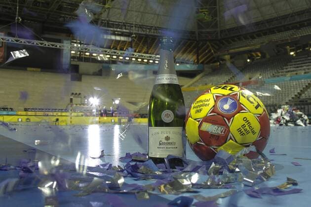 Spanien, Barcelona, Palau Sant Jordi, Finale, Spiel um Platz 1 , Spanien - Dänemark, eine Champagner Flasche steht neben einem Select Handball auf dem Spielfeld auf dem noch Konfetti liegt, die Weltmeisterschaft ist vorbei