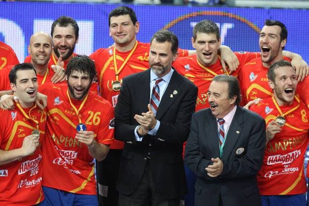 Handballweltmeister Spanien - Siegerfoto mit Prinz Felipe von Spanien, IHF Dr. Hassan Moustafa JomaxGarciaxixGisbert 