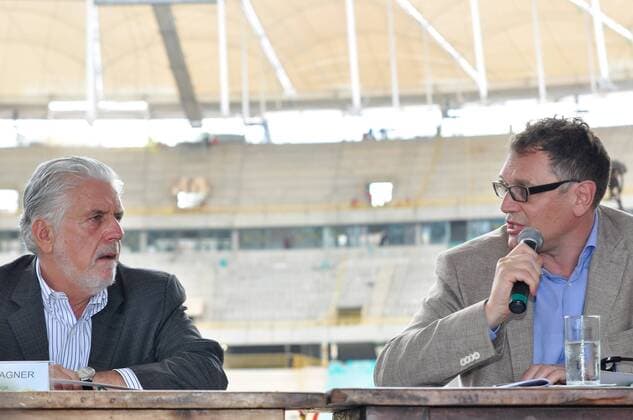 Jaques Wagner, Gouverneur (L) - FIFA Generalsekretär Jerome Valcke Besichtigung der Arena Fonte Nova in Salvador. Spielort der WM 2014 in Brasilien. Salvador BA, Brasil 29 01 2013. x(2113)xMauroxAkinxNassorx xFotoax  (14005)