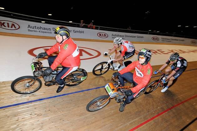 (u.) Schrittmacher Michel VAARTEN (BEL) mit Roger KLUGE (GER) gegen (o.) Schrittmacher Rene AEBI (SWI) mit Franco MARVULLI (SWI) - Techem Derny Europapokal - Revanche - Aktion - quer - Event: Berliner Sechstagerennen - Sixdays Berlin 2013 - Location: Velodrom Berlin - Deutschland - Europa - Datum: 29.01.2013
