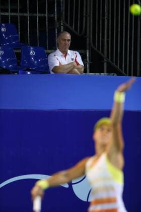 PTT Pattaya Open 2012,WTA Tennis Turnier, International Series, Dusit Resort in Pattaya, Thailand ,Trainer Ricardo Sanchez sitzt auf der Tribüne und beobachtet seine Spielerin Sabine Lisicki (GER) Halbkoerper,Hochformat,