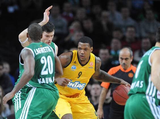 Basketball Kaunas 31.01.2013 Euroleague Zwischenrunde Saison 2012 2013 Zalgiris Kaunas - Alba Berlin Deon Thompson (Alba Berlin, No.09) Ksistof Lavrinovic (Kaunas, No.33) Oliver Lafayette (Kaunas, No.20) - 
