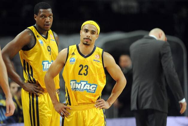Basketball Kaunas 31.01.2013 Euroleague Zwischenrunde Saison 2012 2013 Zalgiris Kaunas - Alba Berlin niedergeschlagene Albaspieler Dashaun Wood (Alba Berlin, No.23) Deon Thompson (Alba Berlin, No.09) Sasa Obradovic (Alba Berlin, Trainer) re. - 