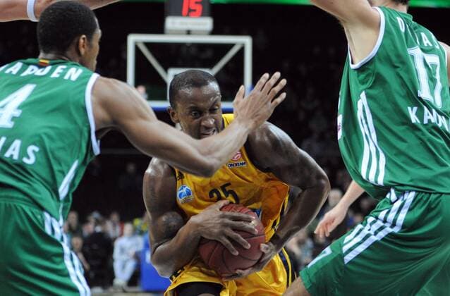 Basketball Kaunas 31.01.2013 Euroleague Zwischenrunde Saison 2012 2013 Zalgiris Kaunas - Alba Berlin Je Kel Foster (Alba Berlin, No.25) Tremmell Darden (Kaunas, No.04) Mario Delas (Kaunas, No.17) - 