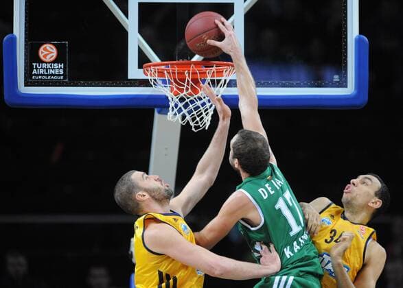 Basketball Kaunas 31.01.2013 Euroleague Zwischenrunde Saison 2012 2013 Zalgiris Kaunas - Alba Berlin Mario Delas (Kaunas, No.17) Albert Miralles (Alba Berlin, No.19) li. Yassin Idbihi (Alba Berlin, No.34) - 