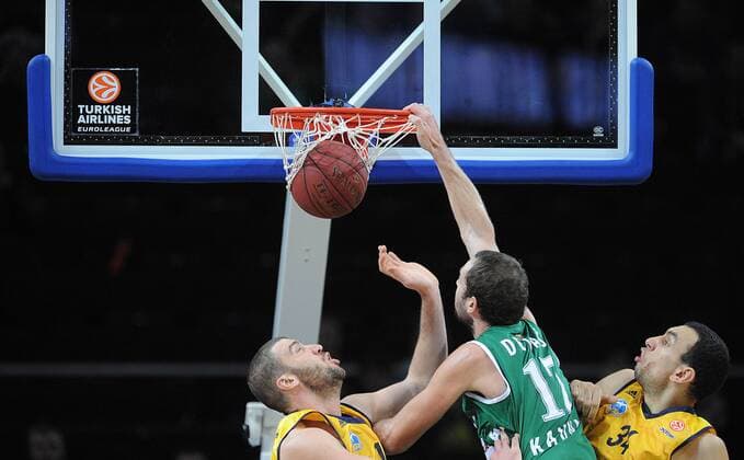 Basketball Kaunas 31.01.2013 Euroleague Zwischenrunde Saison 2012 2013 Zalgiris Kaunas - Alba Berlin Mario Delas (Kaunas, No.17) Albert Miralles (Alba Berlin, No.19) li. Yassin Idbihi (Alba Berlin, No.34) - 
