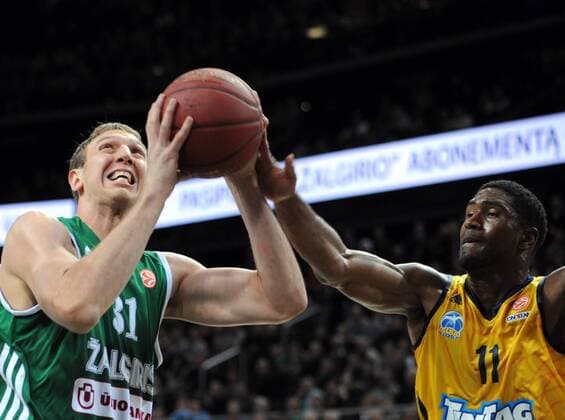 Basketball Kaunas 31.01.2013 Euroleague Zwischenrunde Saison 2012 2013 Zalgiris Kaunas - Alba Berlin Jeff Foote (Kaunas, No.31) Derrick Byars (Alba Berlin, No.11) - 
