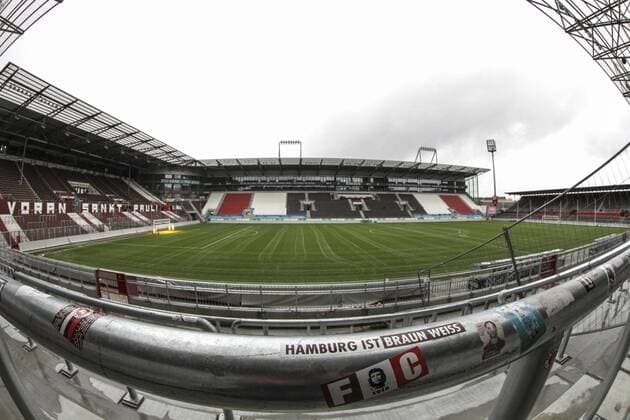 Fußball, Stadiongeschichte FC St. Pauli Deutschland,Hamburg, Millerntorstadion, Fussball, 2. Bundesliga, Saison 2012 2013 , Pressekonferenz und Stadionbegehung des Stadions, Stadionübersicht von der neu fertiggestellten Gegengerade in Richtung Haupttribüne, ein Sticker Hamburg ist Braun Weiß