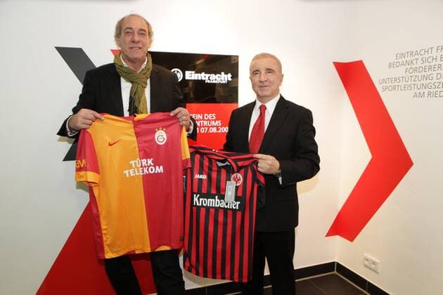 01.02.2013, Leistungszentrum Eintracht Frankfurt Delegation von Galatasaray Istanbul bei Eintracht Frankfurt zu Gast Präsidet Peter Fischer (Eintracht Frankfurt) begrüßt Präsident Ünal Aysal (Galatasaray)