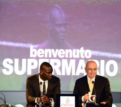 Db Milano 01 02 2013 - presentazione nuovo acquisto AC Milan Mario Balotelli foto Daniele Buffa Image Sport nella foto: Mario Balotelli-Adriano Galliani 