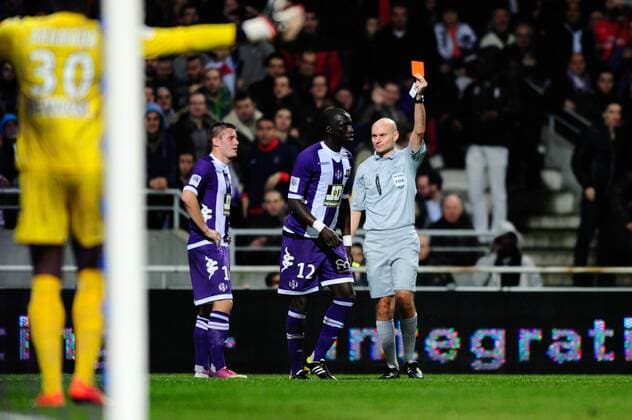 Carton rouge Cheik MBENGE (tfc) FOOTBALL : Toulouse vs PSG - 23 eme journee de Ligue1 - 01 02 2013 ThierryBreton Panoramic 