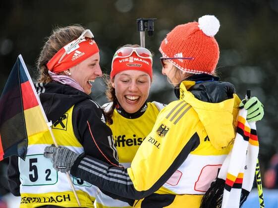 01.02.2013, Biathlonzentrum, Obertilliach AUT, IBU, Jugend und Junioren Weltmeisterschaften, Staffel Junioren Damen, im Bild Gewinner Deutschland, v.l.n.r. Vanessa Hinz, Laura Dahlmeier und Franziska Preuss