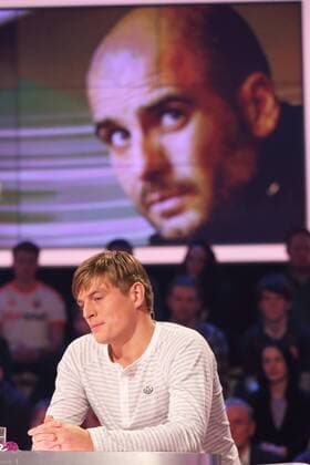 TONI KROOS (FC Bayern München) vor dem Konterfei seines zukünftigen Trainers Pep Guardiola - DAS AKTUELLE SPORTSTUDIO ZDF MAINZ