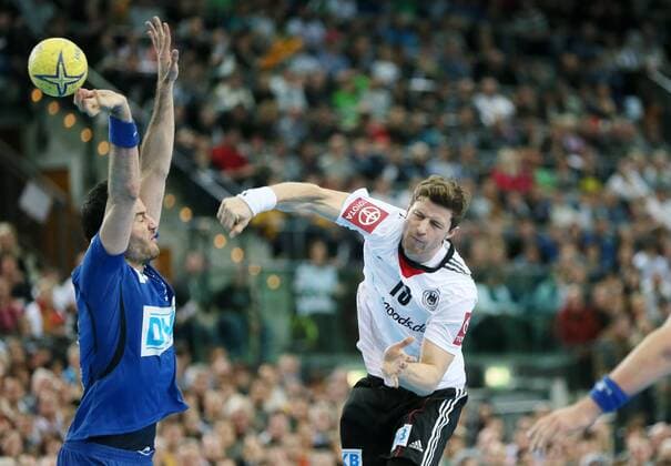 Leipzig, 02.02.2013, Arena, All Star Game, Handball, Herren , Deutschland DHB Auswahl vs. Bundesliga All-Star-Team 37:35 (19:18) , Im Bild: Iker Romero (li.,Allstar) und Martin Strobel (re.,DHB9. ,