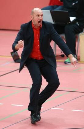 Tübingen Volleyball TV Rottenburg vs. VfB Friedrichshafen, Trainer Hans Peter Müller-Angstenberger (Rottenburg) jubelt
