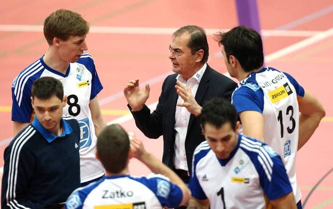 Tübingen Volleyball TV Rottenburg vs. VfB Friedrichshafen, Mitte Trainer Stelian Moculescu (Friedrichshafen) im Gespräch mit Max Günthör
