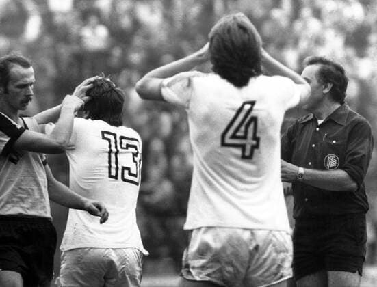 Schiedsrichter Werner Burges stellt Paul Linz (SV Werder Bremen) mit roter Karte vom Platz, li. Hubert Clute Simon (Alemannia Aachen)