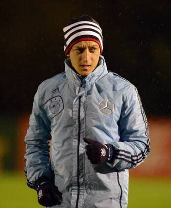 04.02.2013, Fussball, Deutsche Fussball Nationalmannschaft DFB Training, v.l. Mesut Özil (Deutsche Fussball Nationalmannschaft DFB)