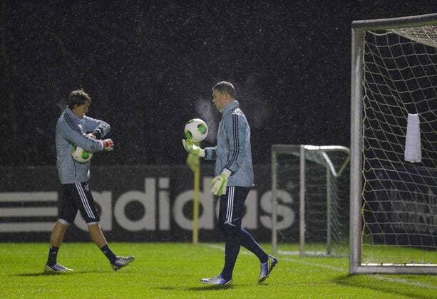 04.02.2013, Fussball, Deutsche Fussball Nationalmannschaft DFB Training, v.l. Rene Adler (Deutsche Fussball Nationalmannschaft DFB), Manuel Neuer (Deutsche Fussball Nationalmannschaft DFB)