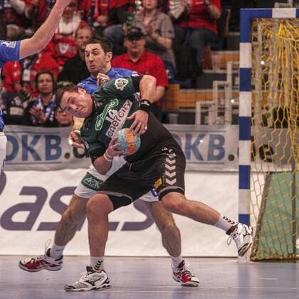 Deutschland, Hamburg, Sporthalle Hamburg, DHB Pokal, Viertelfinale, Saison 2012 2013, HSV Handball - TSV Hannover-Burgdorf, Blazenko Lackovic (HSV), Joakim Hykkerud (Hannover)