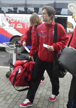 Captain of Czech Republic soccer team Tomas Rosicky gets off the bus at Prague s Vaclav Havel Airport in Prague, Czech Republic, February 5, 2013 to leave for Turkey. Czech team is to play friendly match there. (CTKxPhoto MichalxKamaryt) CTKPhotoP201302050274201  kmt 3