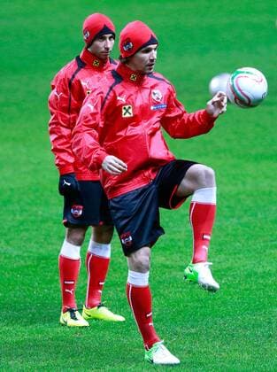SWANSEA, WALES, 05.FEB.13 - FUSSBALL - ÖFB Länderspiel, Österreich, Freundschaftsspiel, Vorberichte, Abschlusstraining Nationalteam AUT. Bild zeigt Markus Suttner und Emanuel Pogatetz (AUT). 