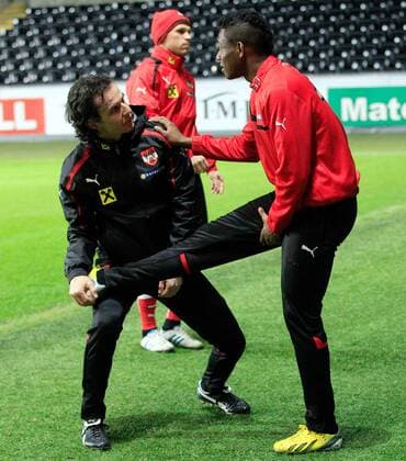 SWANSEA, WALES, 05.FEB.13 - FUSSBALL - ÖFB Länderspiel, Österreich, Freundschaftsspiel, Vorberichte, Abschlusstraining Nationalteam AUT. Bild zeigt Sportwissenschafter Gerhard Zallinger und David Alaba (AUT). 