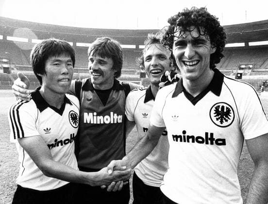 Jubel von Eintracht Frankfurt in Düsseldorf, v.li.: Bum Kun Cha, Torwart Klaus Funk, Karl Heinz Charly Körbel und Bruno Pezzey