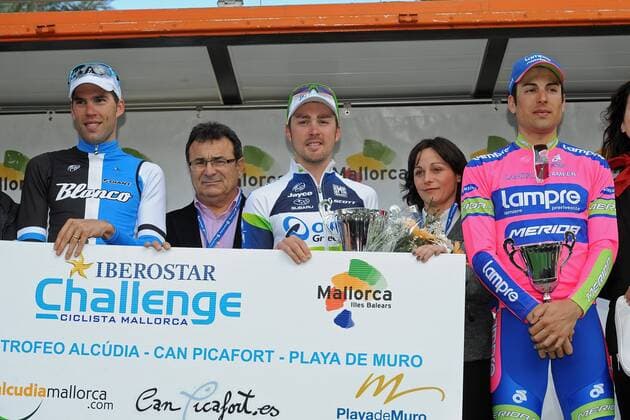 Podium - (1.) Leigh HOWARD ( mi. AUS Orica - GreenEdge ) gewinnt seinen zweiten Tagesabschnitt bei der Challenge a Mallorca - (2.) Maarten WYNANTS ( li. BEL Blanco Procyclingteam ) - (3.) Davide CIMOLEI ( re. ITA Lampre - Merida ) - Podium - Jubel - Freude - Emotionen - Aktion - quer - Event: Mallorca Rundfahrt - Mallorca Challenge - Iberostar Challenge Ciclista Mallorca 2013 - Trofeo Alcudia - Playa de Muro Location: Mallorca - Spanien - Europa - Datum: 06.02.2013